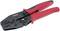 En crimptång med rött handtag och svart huvud, använd för att ansluta kablar till kontakter.