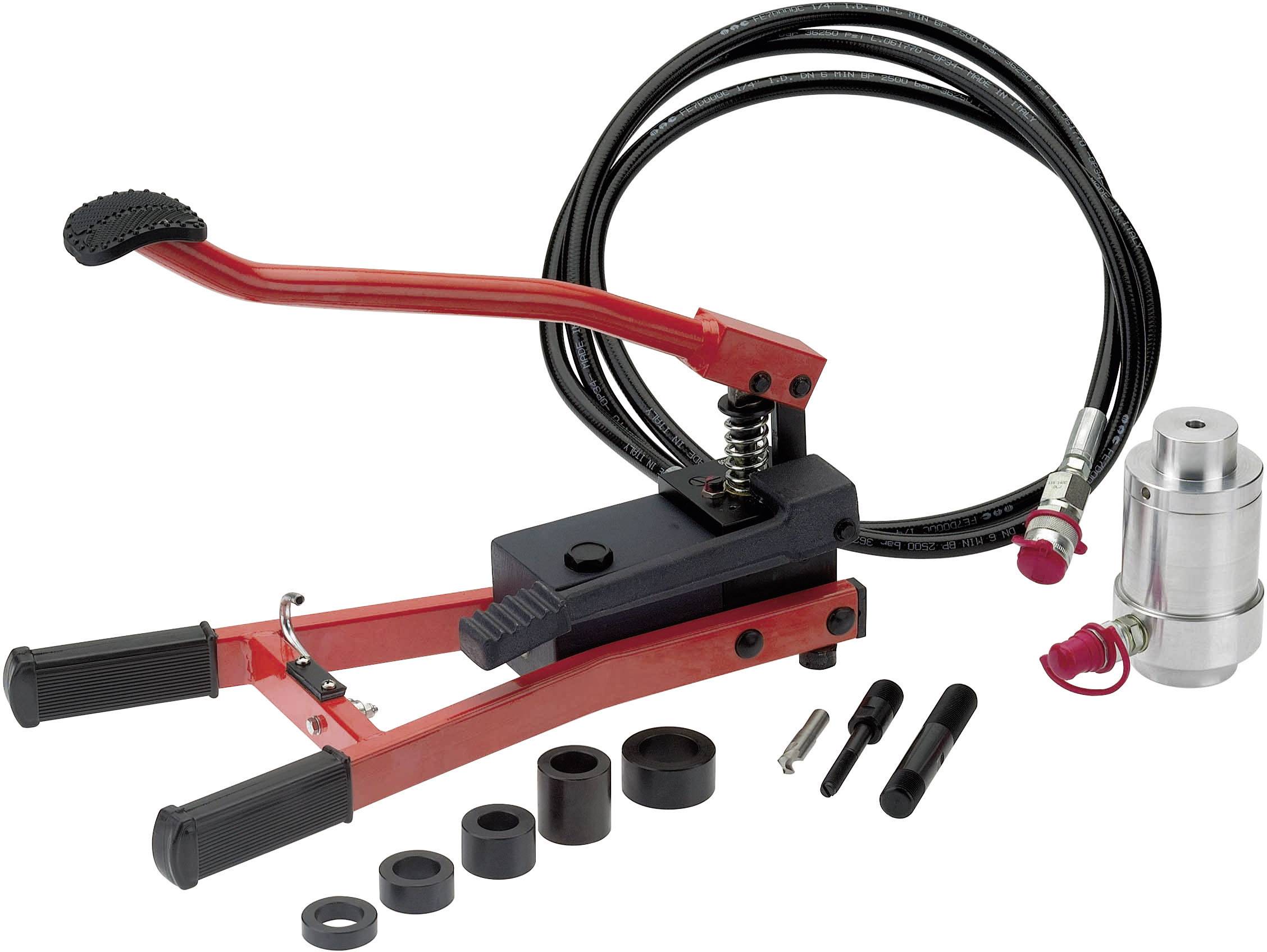 Hydraulisk crimptång med röd spak, svart kropp och medföljande tillbehör, inklusive olika klämmor.