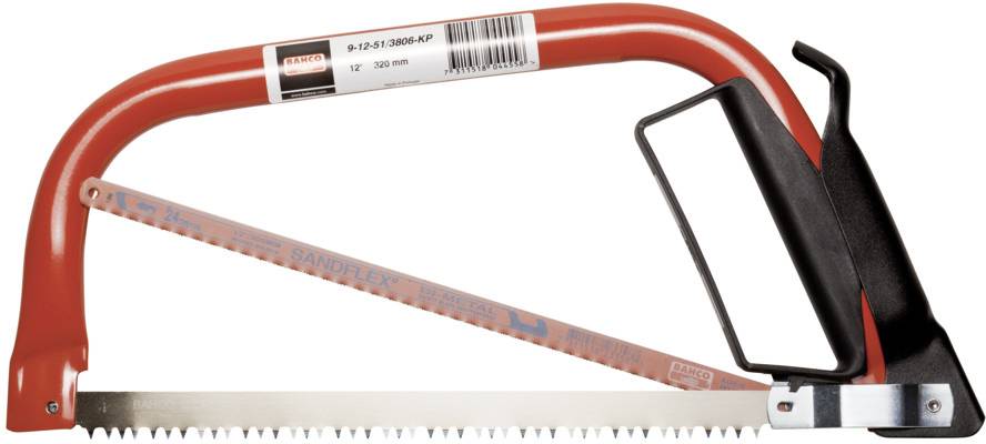 Bygelsåg med röd båge och svart handtag, lämplig för trä- och metallarbeten. Bladet är tandad och ungefär 530 mm långt.