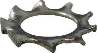 Metallring med tandade kanter, liknande ett kugghjul, på vit bakgrund.