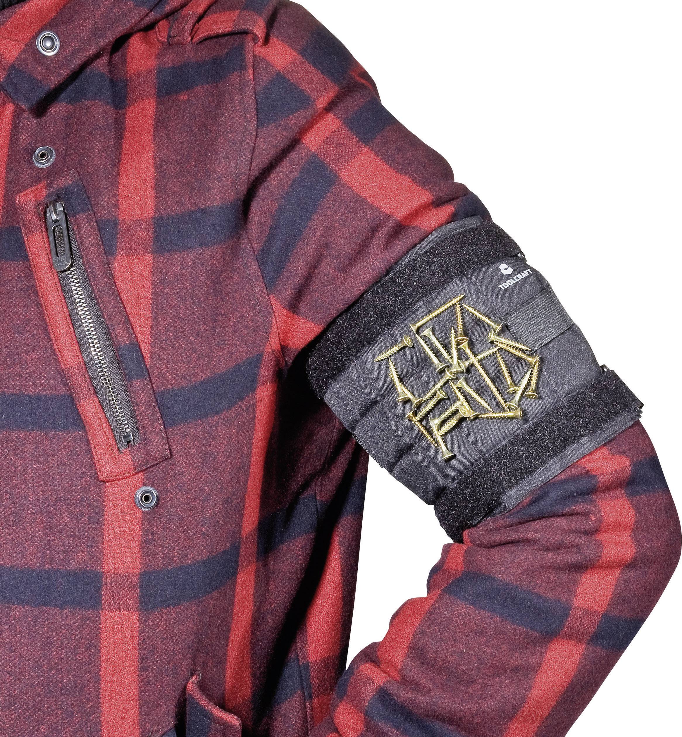 En person bär en röd-svart rutig jacka och ett svart armband med guldfärgade pennor.