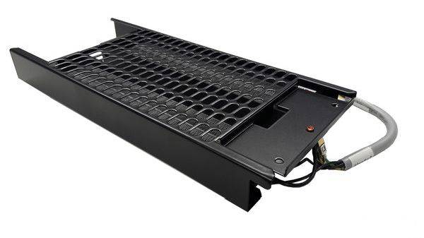 En svart server-rack med gallernätsdesign där kabelanslutningar är synliga.