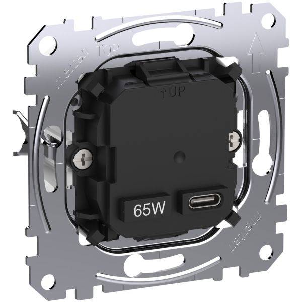 Ett USB-C-vägguttag med 65W effekt, monterat på en metallram. Detta integreras i vägginstallationssystem.