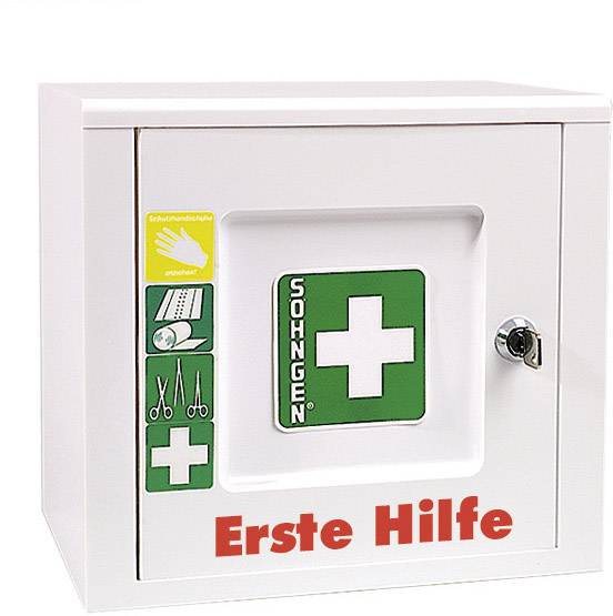 En första hjälpen-låda med grönt kors och texten 'SÖHNGEN', innehåller medicinska symboler som sax och förband.