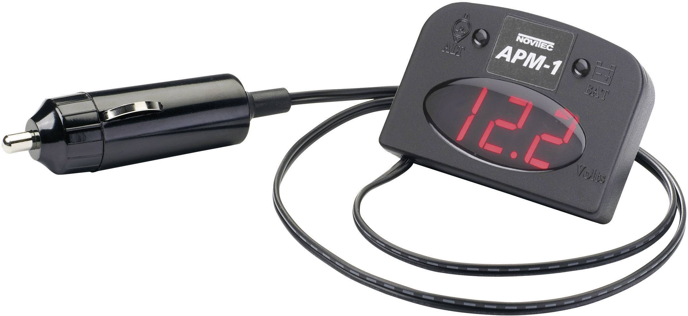 Bilden visar en digital spänningsmätare för bilar, modell APM-1, med en display som visar '12.2' volt. Den är lämplig för anslutning till cigarettändaren.