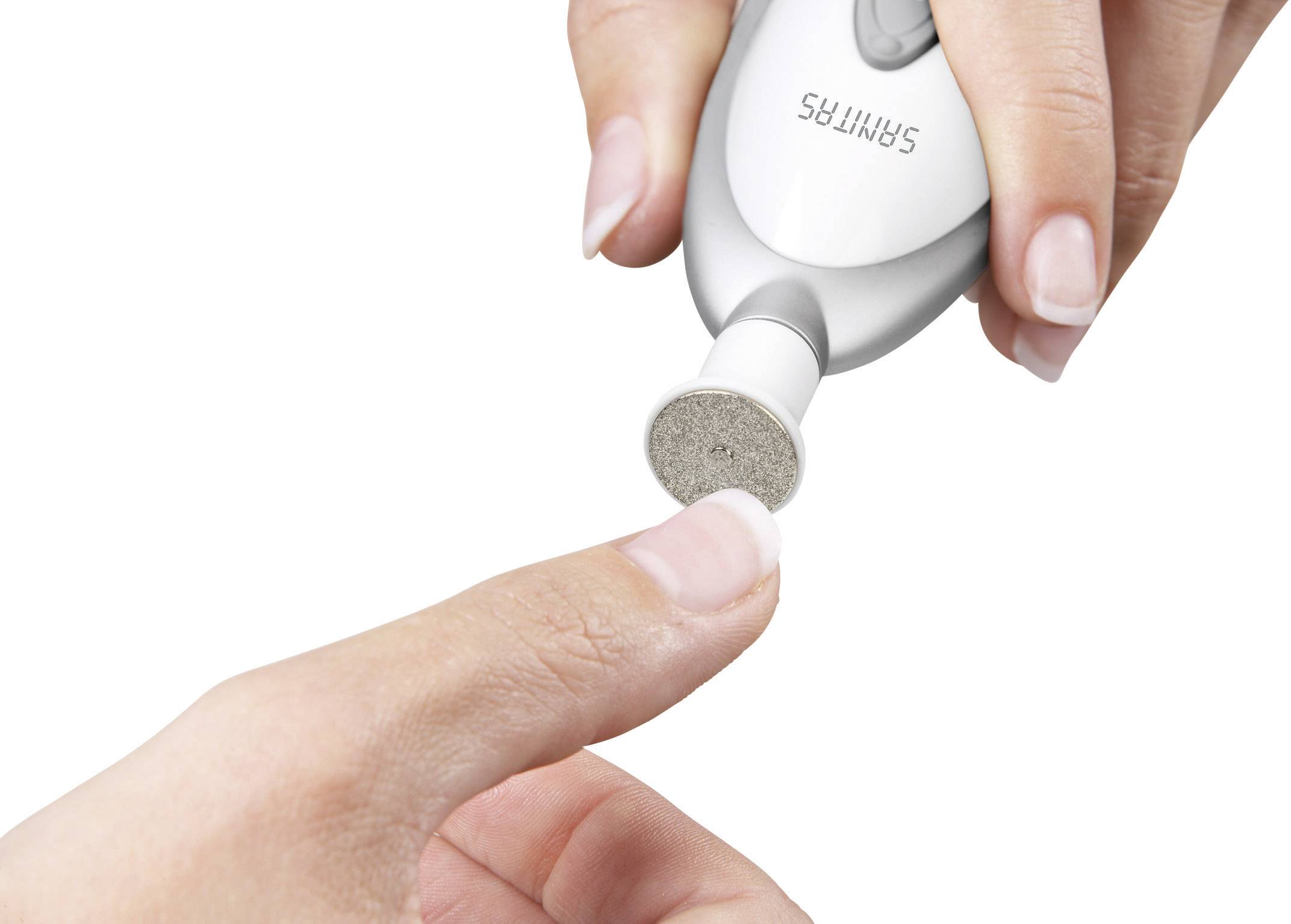 En person använder en elektrisk nagelfil för att polera sitt nagel.