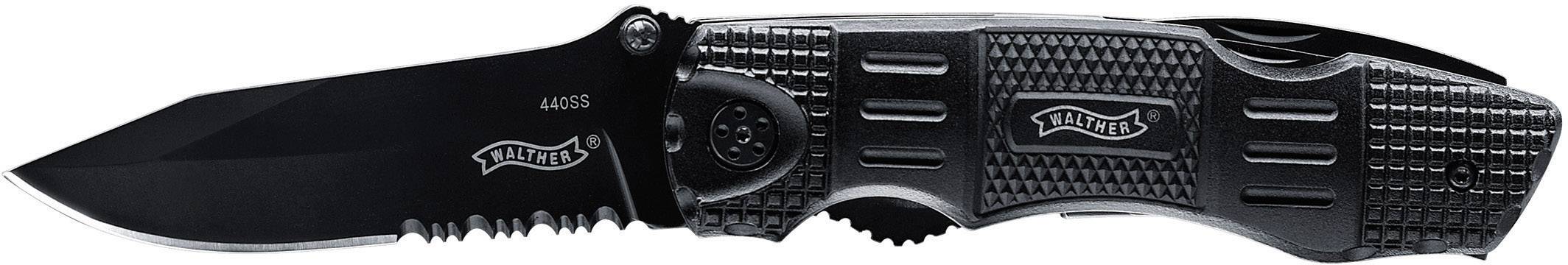 En svart, hopfällbar kniv med tandad klinga och strukturerat handtag. Märkning 'Walther' synlig på klingan.