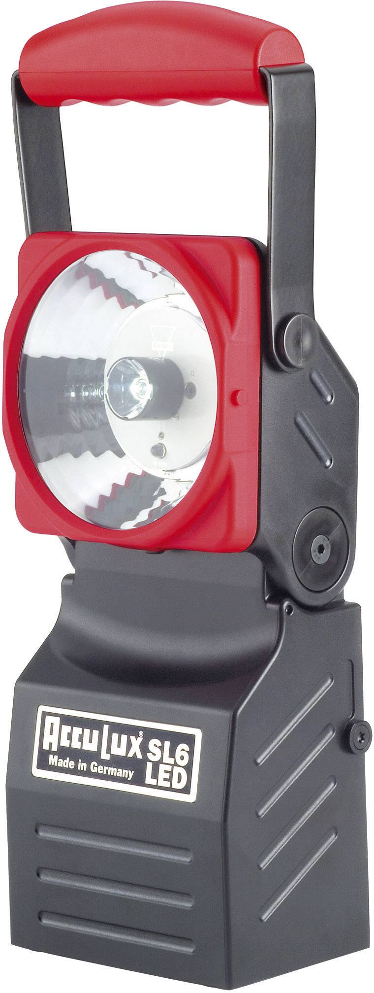 Bärbar LED-lampa med rött handtag, svart hölje och kvadratisk lins. Text: 'Made in Germany'.