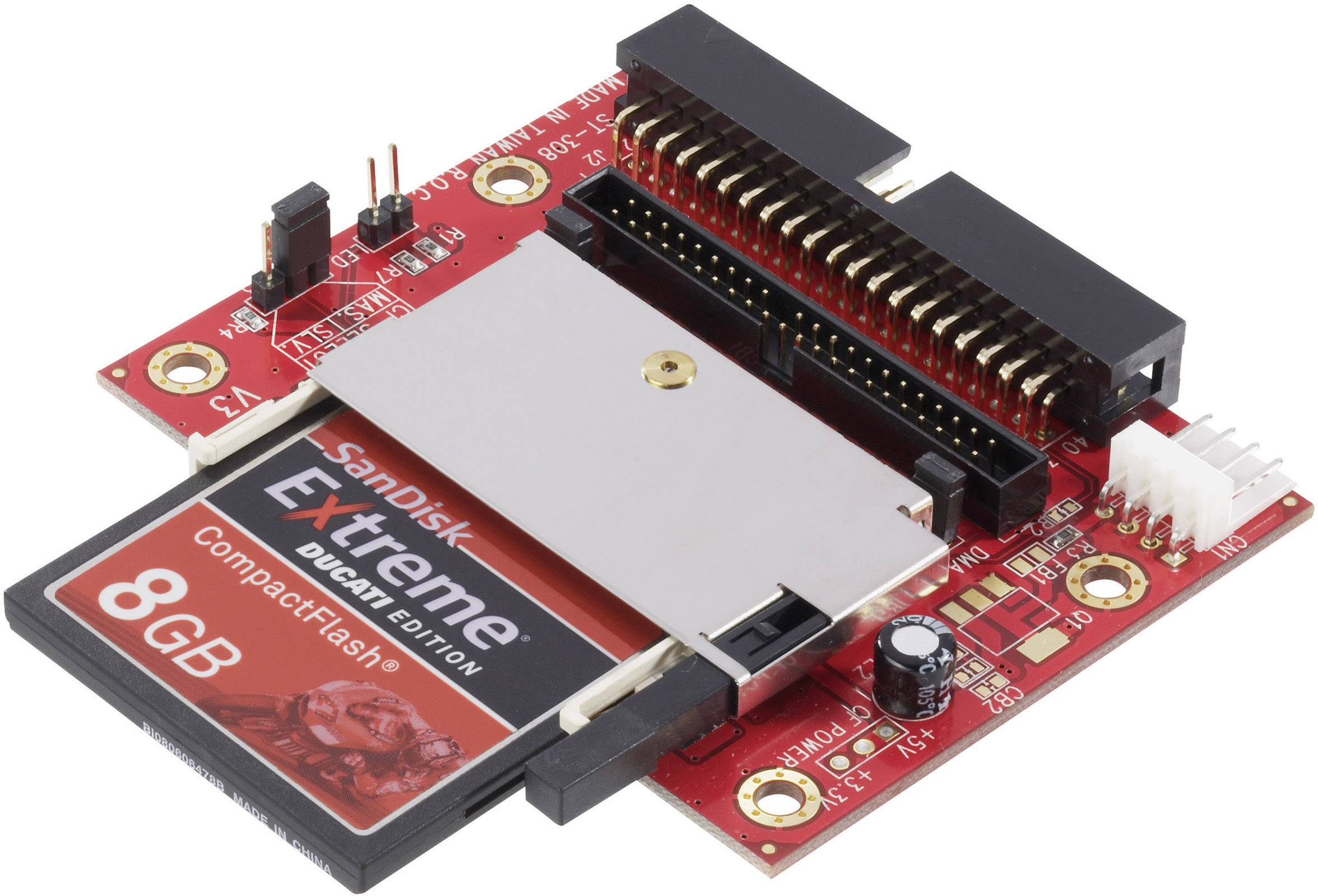 Röd adapterkretskort med SanDisk CompactFlash Extreme 8GB minneskort isatt. Anslutningar och elektroniska komponenter synliga.