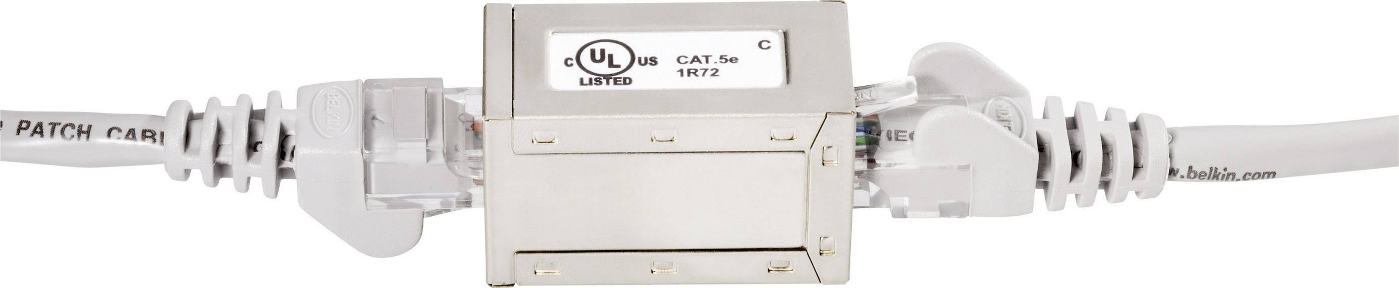 Nätverkskabelanslutning i metall med två anslutna Ethernet-kablar. Till vänster syns etiketten "CAT 5e PATCH KABEL".