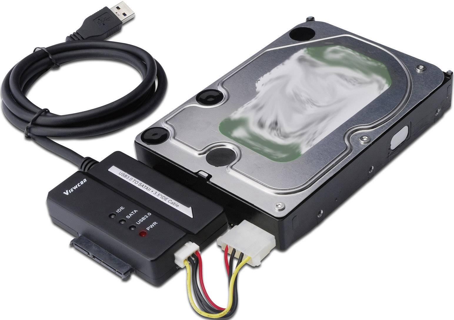 Extern hårddisk med USB-kabeladapter, ansluten till en strömkälla.
