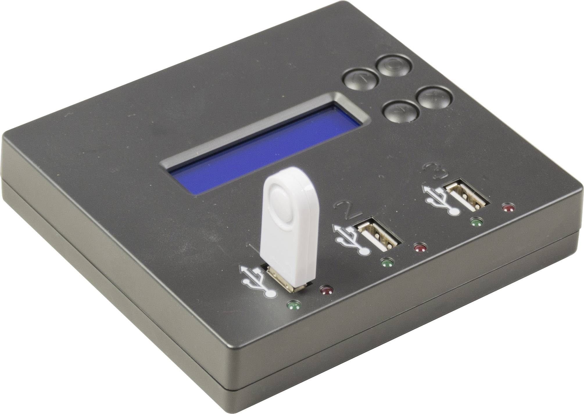 En svart apparat med en liten skärm, fem knappar och tre USB-portar. Ett USB-minne är insatt i den mittersta porten.