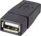 En svart USB-adapter med en USB-A-port på framsidan, lämplig för anslutningar mellan USB-kablar.
