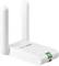 En vit TP-Link WLAN-adapter med två antenner och ett grönt streck som används för att förstärka internetmottagningen.