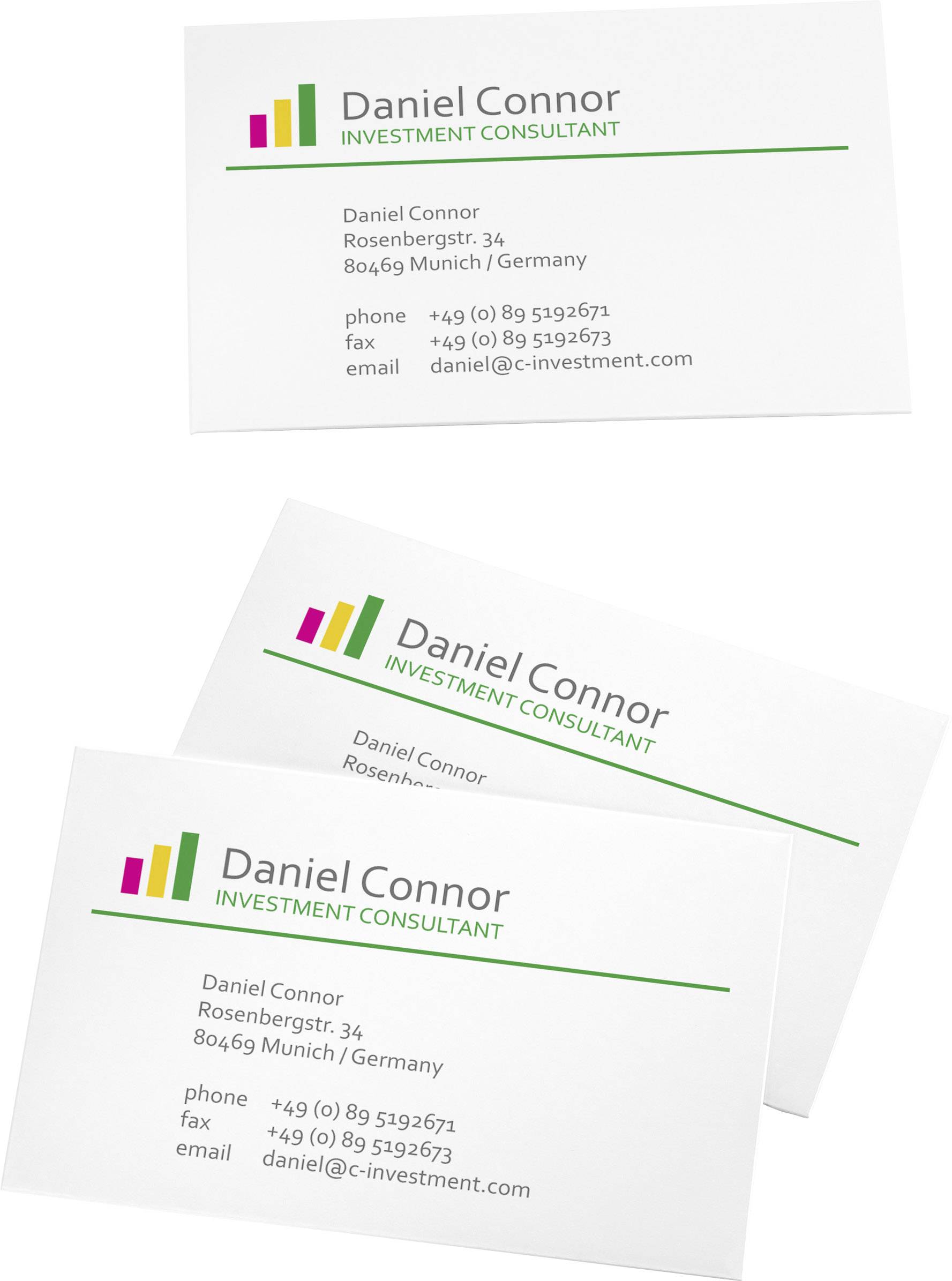 Tre visitkort med namnet 'Daniel Connor, Investeringsrådgivare'. Korten innehåller kontaktuppgifter och en logotyp med ett stapeldiagram.