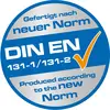 Tillverkad enligt ny norm DIN EN 131-1/131-2. Producerad enligt den nya normen. Blå cirkel med orange bock.