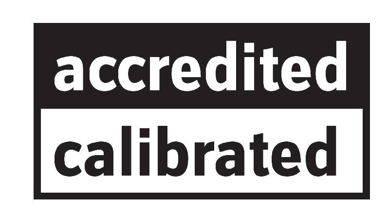 Svart och vitt logotyp med orden 'ackrediterad' och 'kalibrerad' i stora bokstäver ovanpå varandra.