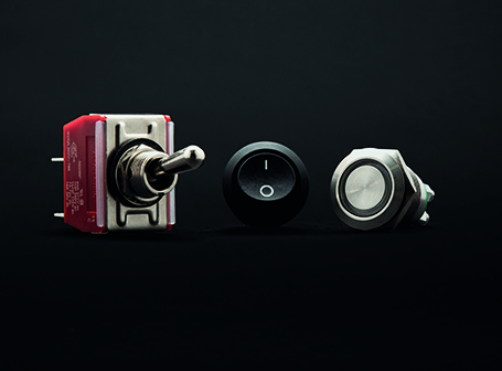 Páčkové a tlačítkové přepínače z produktové řady Bulgin.	