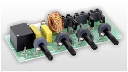 Černý blok na levé straně desky je převodník