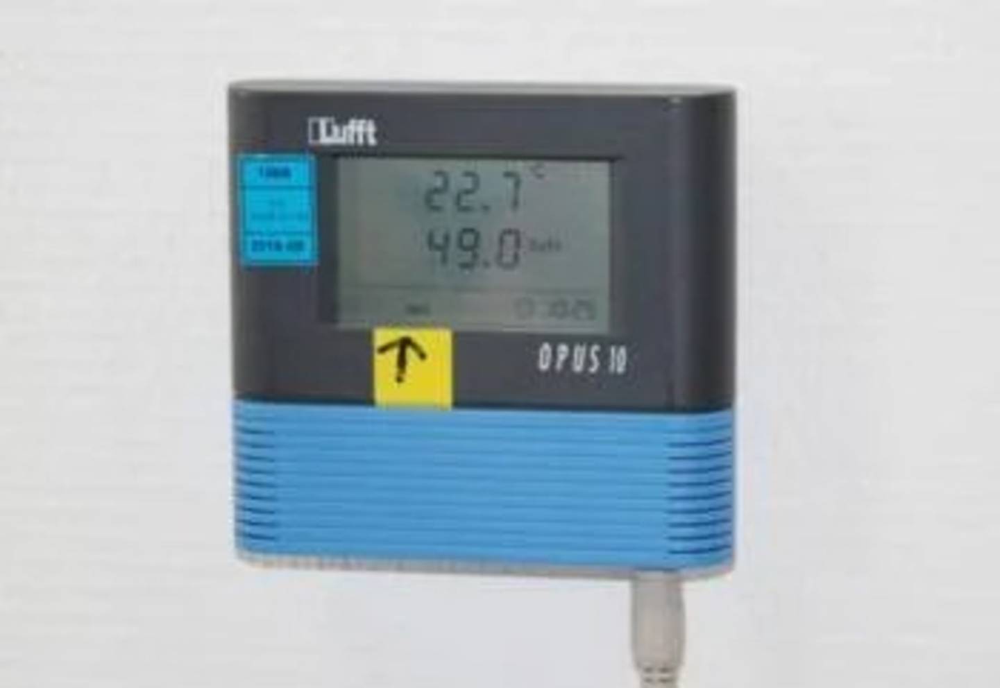 Záznamník dokumentuje teplotu a vlhkost vzduchu.