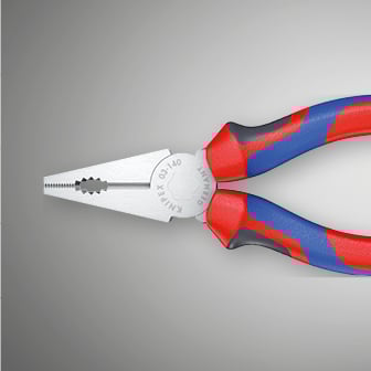 Et nærbillede viser en Knipex spidstang med røde og blå håndtag.