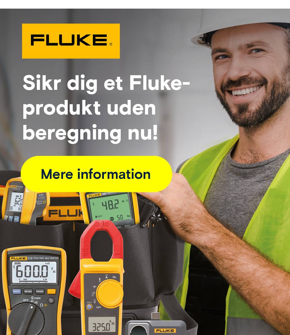 En smilende mand i sikkerhedshjelm og gul vest, der har forskellige Fluke måleinstrumenter, herunder et multimeter og en isolationstester, i sit værktøjsbælte.