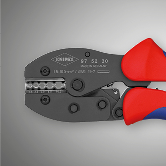 En samling af forskellige krympetænger til tilslutning af elektriske kabler på en hvid baggrund.