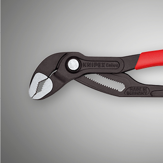 Et par rørtænger og en vandpumpenøgle.