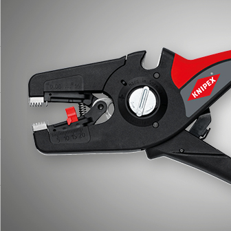 Et nærbillede viser en automatisk afisoleringstang fra Knipex med sorte og røde detaljer.