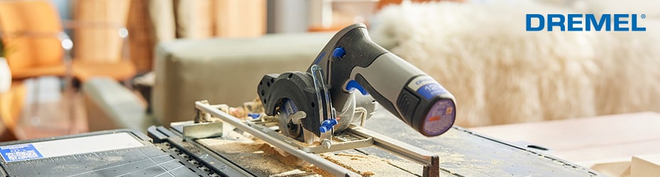 Ein Dremel-Werkzeug ist an einer Schneidführung auf einer Arbeitsfläche befestigt.