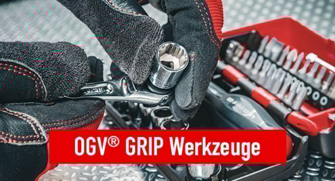 Das Bild zeigt einen Mechaniker mit Arbeitshandschuhen, der ein OGV Grip Werkzeug in den Händen hält. Bei Klick auf das Bild gelangt man zur Landingpage OGV Grip Werkzeuge. 