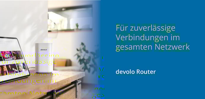 Ein weißer devolo Router steht auf einem Holztisch neben einem Tablet, begleitet von dem Text „Für zuverlässige Verbindungen im gesamten Netzwerk“.
