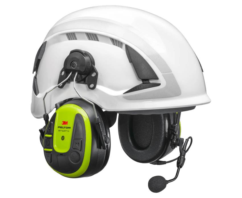 Ein weißer Schutzhelm mit montiertem 3M Peltor WS Alert X Gehörschutz in neongelber Signalfarbe, ausgestattet mit Bluetooth-Funktionalität und einem flexiblen Bügelmikrofon auf weißem Hintergrund.