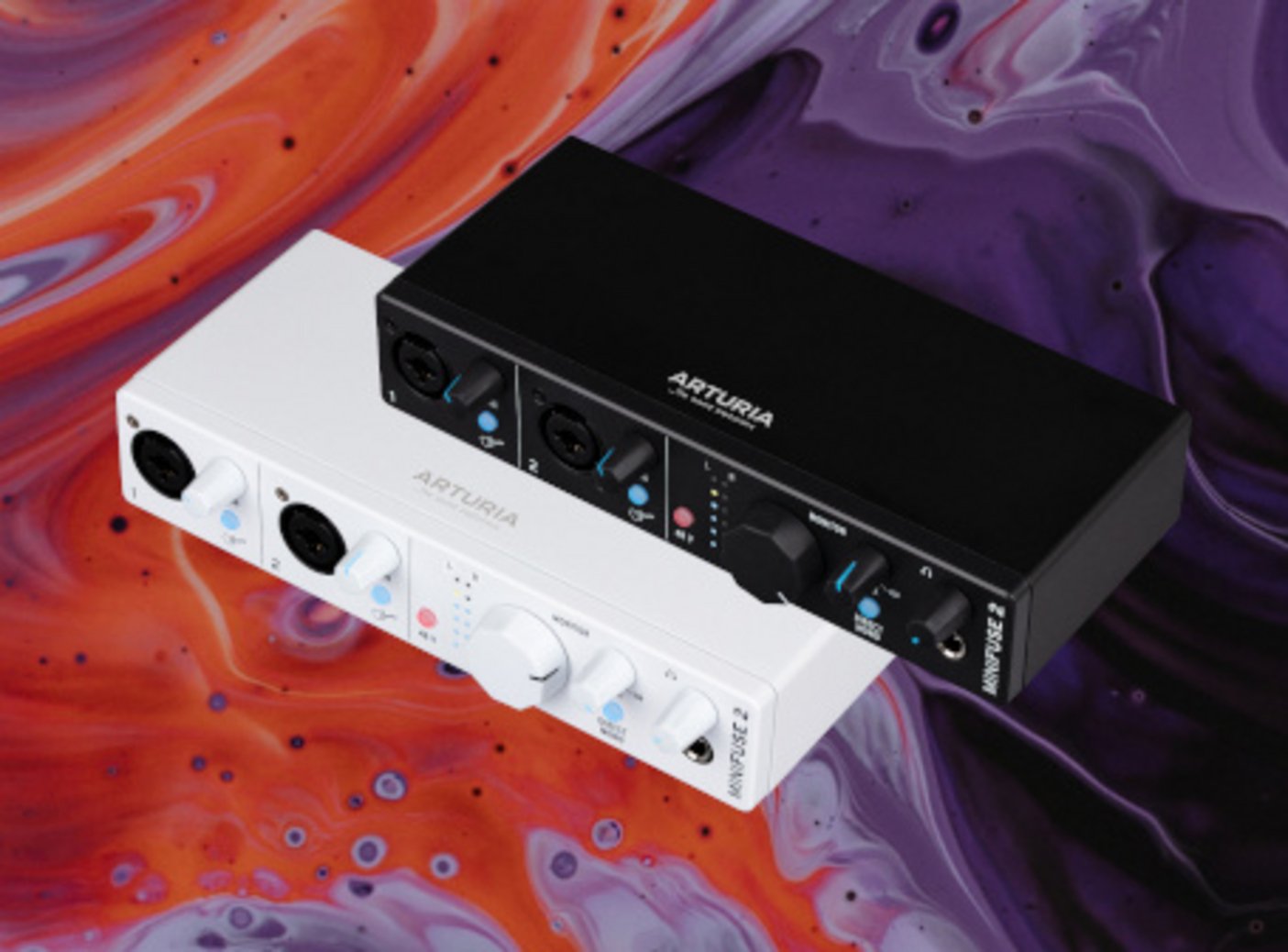 Das Bild zeigt zwei gestapelte Arturia Audio-Interfaces, wobei das obere Gerät schwarz und das untere weiß ist.