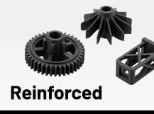 Mehrere mattschwarze, präzise 3D-gedruckte Industriebauteile wie Zahnräder und Turbinenräder neben dem fettgedruckten Schriftzug „Reinforced“.