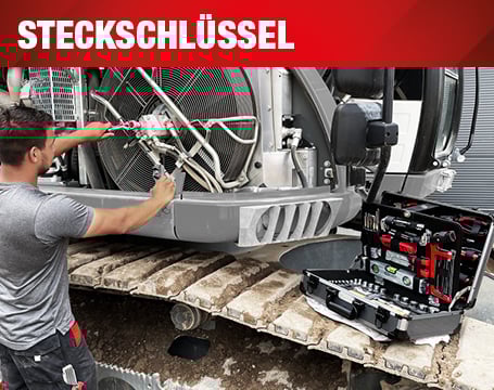 Anwendungsbeispiel einer KS Tools Umschaltknarre bei Wartungsarbeiten an einem Bagger, mit einem danebenstehenden, professionell bestückten Werkzeugkoffer unter der Überschrift „Steckschlüssel“.