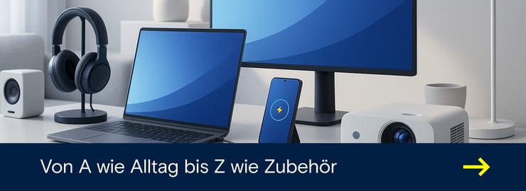 Moderner Heimarbeitsplatz mit Laptop, Monitor, Kopfhörer, Smartphone und Lautsprecher auf einem weissen Tisch.