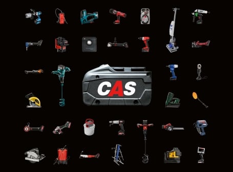  Das Bild zeigt eine zentrale, große schwarze Batterie mit der roten Aufschrift "CAS", umgeben von einer Vielzahl verschiedener blauer und roter Elektrowerkzeuge auf schwarzem Hintergrund, die die Kompatibilität mit dem CAS (Cordless Alliance System) veranschaulichen.