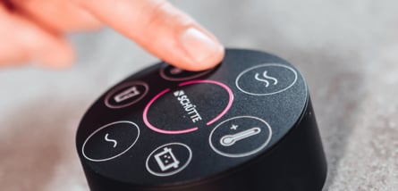Das Bild zeigt die Smart-Control-Einheit, den DOT, der Schuette Aquadot Spültischarmatur. Bei Klick auf das Bild wir der Beitrag "Wassermenge und Temperatur digital regeln" aufgerufen.