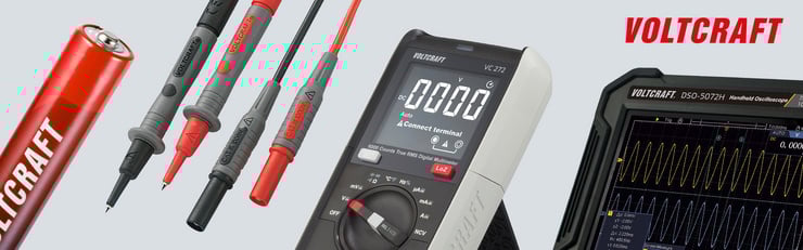 VOLTCRAFT Messgeräte und Zubehör wie Multimeter, Messleitungen, Batterie und Hand-Oszilloskop auf hellem Hintergrund.
