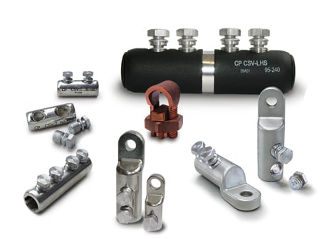 Verschiedene elektrische Verbindungskomponenten wie Schraubverbinder und Presskabelschuhe aus Metall und Kunststoff sind übersichtlich auf einem weißen Hintergrund angeordnet.