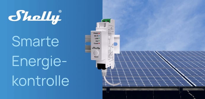  Ein Bild mit dem Shelly-Logo und dem Text "Smarte Energiekontrolle" auf blauem Hintergrund links, während rechts eine Photovoltaikanlage unter blauem Himmel zu sehen ist und in der Mitte ein weißer Shelly DIN-Schienen-Energiezähler mit angeschlossenem Kabel schwebt.