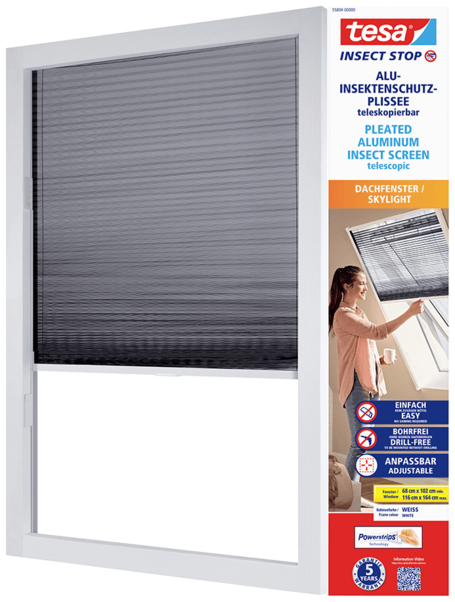 tesa® Insektenschutz-Plissee für Dachfenster, teleskopierbar und bohrfrei montierbar.