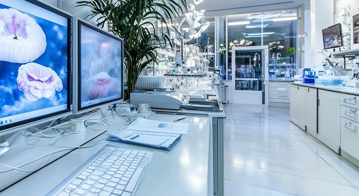 modernes medizinisches Labor aus Forschung und Wissenschaft mit Fokus auf einen Desktop-Arbeitsplatz