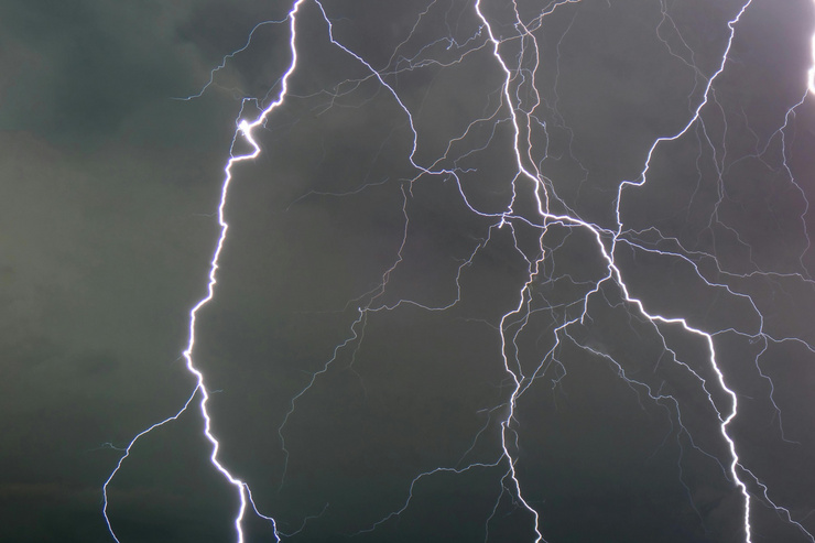 Visualisierung einer elektrostatischen Entladung (ESD) in Form verzweigter Blitze - ESD-Simulation