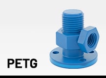Ein blaues, 3D-gedrucktes technisches Bauteil mit Gewinde, Flansch und Mutter neben dem fettgedruckten Schriftzug „PETG“.
