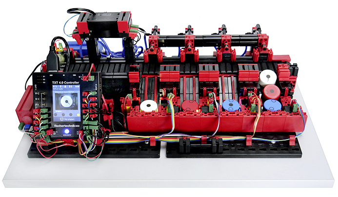 Komplexes Fischertechnik-Modell mit TXT 4.0 Controller und zahlreichen elektronischen Komponenten zum Lernen.