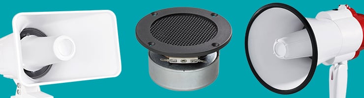 Verschiedene Lautsprechermodelle und Megafone in Weiß und Rot.