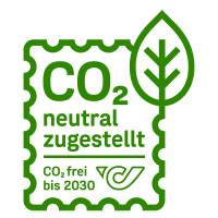 Grünes Logo in Briefmarkenform mit Blatt und Posthorn, Text „CO₂ neutral zugestellt – CO₂-frei bis 2030“, symbolisiert klimafreundliche Postzustellung.