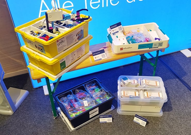 Eine Nahaufnahme von diversen Lernsets, die sich auf einer Bank und auf dem Boden befinden